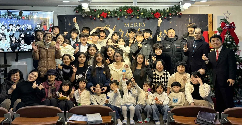 성탄 예배 후 함께 사진을 찍은 우림교회 성도들