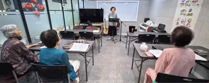 수요청춘예배 모임 공간에서 함께하는 어르신들